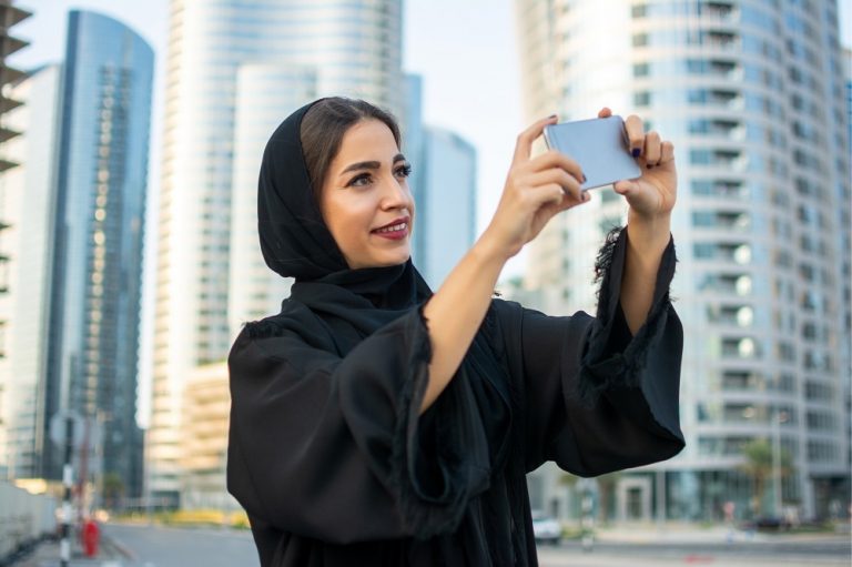 “Can We Take a Picture with You?”: The Refusal Speech Act Between Emiratis and Tourists