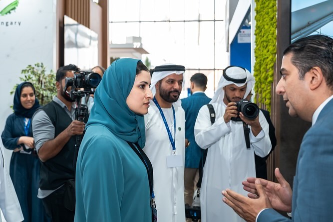 Her Excellency Sarah bint Yousef Al-Amiri, UAE Minister of State, Public Education and Advanced Technology, and Chairwoman, UAE Space Agency, visited the #KhalifaUniversity stand